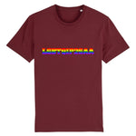 T-shirt LGBT au style urbain de la marque PrideAvenue avec le slogan et en impression sur le devant : LGBTQIP2SAA ! aux couleurs arc en ciel pour etre plus visible lors des marches des firtés ! le vêtement est de couleur Bordeaux