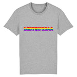 T-shirt LGBT au style urbain de la marque PrideAvenue avec le slogan et en impression sur le devant : LGBTQIP2SAA ! aux couleurs arc en ciel pour etre plus visible lors des marches des firtés ! le vêtement est de couleur Gris