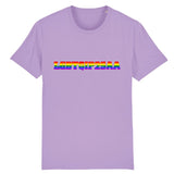 T-shirt LGBT au style urbain de la marque PrideAvenue avec le slogan et en impression sur le devant : LGBTQIP2SAA ! aux couleurs arc en ciel pour etre plus visible lors des marches des firtés ! le vêtement est de couleur Lavande