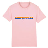 T-shirt LGBT au style urbain de la marque PrideAvenue avec le slogan et en impression sur le devant : LGBTQIP2SAA ! aux couleurs arc en ciel pour etre plus visible lors des marches des firtés ! le vêtement est de couleur Rose