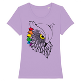 Le vétement de PrideAvenue a une chouette imprimée dessus avec 6 plumes de couleurs arc-en-ciel avec un œil jaune. c'est un tee shirt avec une coupe féminine de couleur Lavande