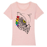 Le vétement de PrideAvenue a une chouette imprimée dessus avec 6 plumes de couleurs arc-en-ciel avec un œil jaune. c'est un tee shirt avec une coupe féminine de couleur rose