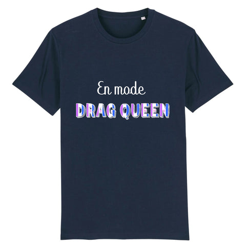 Le t-shirt de PrideAvenue.fr super délir car il y a écrit dessus : En Mode DRAG QUEEN pour tout ceux et celles qui veulent le faire savoir ! celui-ci est de couleur Bleu Marine