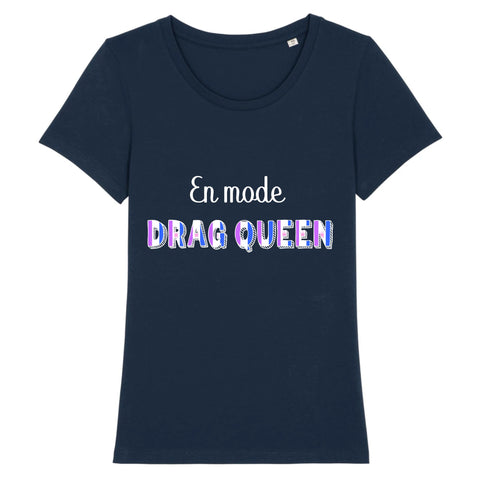 Le t-shirt parfait de prideavenue.fr il a une coupe raffinée pour ceux et celles qui sont plus sveltes ! il est marrant car il y a écrit dessus sur le devant : En Mode Drag Queen ! celui affiché est de couleur Bleu Marine