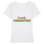 Le t-shirt LGBTQIAP+ a la coupe raffinée de PrideAvenue super drole ! il y a écrit sur le devant : En Mode Panromantique ! Le T-shirt est de couleur Blanc