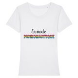 Le t-shirt LGBTQIAP+ a la coupe raffinée de PrideAvenue super drole ! il y a écrit sur le devant : En Mode Panromantique ! Le T-shirt est de couleur Blanc