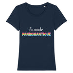 Le t-shirt LGBTQIAP+ a la coupe raffinée de PrideAvenue super drole ! il y a écrit sur le devant : En Mode Panromantique ! Le T-shirt est de couleur Bleu Marine