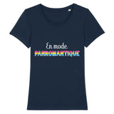 Le t-shirt LGBTQIAP+ a la coupe raffinée de PrideAvenue super drole ! il y a écrit sur le devant : En Mode Panromantique ! Le T-shirt est de couleur Bleu Marine