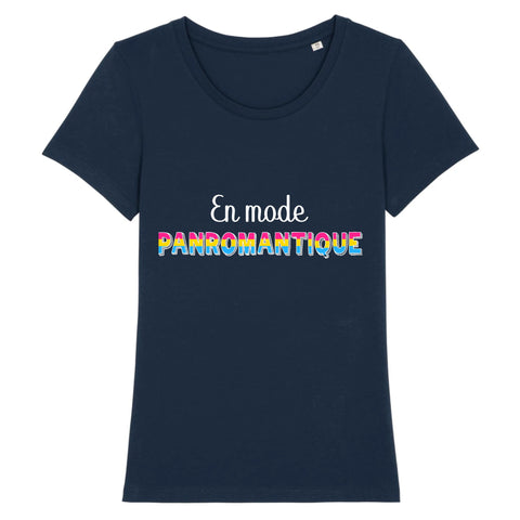 Le t-shirt LGBTQIAP+ a la coupe raffinée de PrideAvenue super drole ! il y a écrit sur le devant : En Mode Panromantique ! Le T-shirt est de couleur Bleu Marine