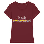 Le t-shirt LGBTQIAP+ a la coupe raffinée de PrideAvenue super drole ! il y a écrit sur le devant : En Mode Panromantique ! Le T-shirt est de couleur Bordeaux