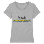 Le t-shirt LGBTQIAP+ a la coupe raffinée de PrideAvenue super drole ! il y a écrit sur le devant : En Mode Panromantique ! Le T-shirt est de couleur Gris