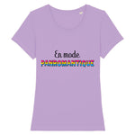 Le t-shirt LGBTQIAP+ a la coupe raffinée de PrideAvenue super drole ! il y a écrit sur le devant : En Mode Panromantique ! Le T-shirt est de couleur Lavande