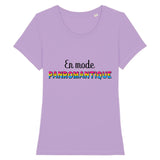 Le t-shirt LGBTQIAP+ a la coupe raffinée de PrideAvenue super drole ! il y a écrit sur le devant : En Mode Panromantique ! Le T-shirt est de couleur Lavande