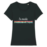 Le t-shirt LGBTQIAP+ a la coupe raffinée de PrideAvenue super drole ! il y a écrit sur le devant : En Mode Panromantique ! Le T-shirt est de couleur Noir