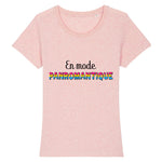 Le t-shirt LGBTQIAP+ a la coupe raffinée de PrideAvenue super drole ! il y a écrit sur le devant : En Mode Panromantique ! Le T-shirt est de couleur Rose