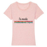 Le t-shirt LGBTQIAP+ a la coupe raffinée de PrideAvenue super drole ! il y a écrit sur le devant : En Mode Panromantique ! Le T-shirt est de couleur Rose