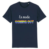 Le t-shirt parfait pour faire un coming-out avec style. c'est le t-shirt style urbain de prideavenue avec écrit dessus : En Mode Coming-Out ! il est super drole et confortable ! le vêtement est de couleur Bleu Marine