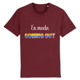 Le t-shirt parfait pour faire un coming-out avec style. c'est le t-shirt style urbain de prideavenue avec écrit dessus : En Mode Coming-Out ! il est super drole et confortable ! le vêtement est de couleur Bordeaux