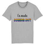 Le t-shirt parfait pour faire un coming-out avec style. c'est le t-shirt style urbain de prideavenue avec écrit dessus : En Mode Coming-Out ! il est super drole et confortable ! le vêtement est de couleur Gris