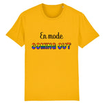 Le t-shirt parfait pour faire un coming-out avec style. c'est le t-shirt style urbain de prideavenue avec écrit dessus : En Mode Coming-Out ! il est super drole et confortable ! le vêtement est de couleur Jaune