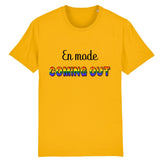 Le t-shirt parfait pour faire un coming-out avec style. c'est le t-shirt style urbain de prideavenue avec écrit dessus : En Mode Coming-Out ! il est super drole et confortable ! le vêtement est de couleur Jaune