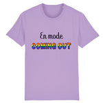 Le t-shirt parfait pour faire un coming-out avec style. c'est le t-shirt style urbain de prideavenue avec écrit dessus : En Mode Coming-Out ! il est super drole et confortable ! le vêtement est de couleur Lavande