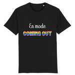 Le t-shirt parfait pour faire un coming-out avec style. c'est le t-shirt style urbain de prideavenue avec écrit dessus : En Mode Coming-Out ! il est super drole et confortable ! le vêtement est de couleur Noir