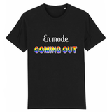 Le t-shirt parfait pour faire un coming-out avec style. c'est le t-shirt style urbain de prideavenue avec écrit dessus : En Mode Coming-Out ! il est super drole et confortable ! le vêtement est de couleur Noir