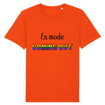 Le t-shirt parfait pour faire un coming-out avec style. c'est le t-shirt style urbain de prideavenue avec écrit dessus : En Mode Coming-Out ! il est super drole et confortable ! le vêtement est de couleur Orange