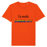 Le t-shirt parfait pour faire un coming-out avec style. c'est le t-shirt style urbain de prideavenue avec écrit dessus : En Mode Coming-Out ! il est super drole et confortable ! le vêtement est de couleur Orange