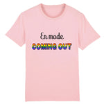 Le t-shirt parfait pour faire un coming-out avec style. c'est le t-shirt style urbain de prideavenue avec écrit dessus : En Mode Coming-Out ! il est super drole et confortable ! le vêtement est de couleur Rose