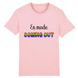 Le t-shirt parfait pour faire un coming-out avec style. c'est le t-shirt style urbain de prideavenue avec écrit dessus : En Mode Coming-Out ! il est super drole et confortable ! le vêtement est de couleur Rose