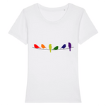 t-shirt blanc de la marque Pride Avenue, 6 oiseaux en couleurs arc-en-ciel imprimés dessus. 