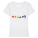 t-shirt blanc de la marque Pride Avenue, 6 oiseaux en couleurs arc-en-ciel imprimés dessus. 