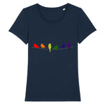 t-shirt bleu marine de la marque Pride Avenue, 6 oiseaux en couleurs arc-en-ciel imprimés dessus. 