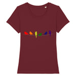 t-shirt bordeaux de la marque Pride Avenue, 6 oiseaux en couleurs arc-en-ciel imprimés dessus. 