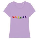 t-shirt couleur lavande de la marque Pride Avenue, 6 oiseaux en couleurs arc-en-ciel imprimés dessus. 