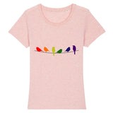 t-shirt couleur rose de la marque Pride Avenue, 6 oiseaux en couleurs arc-en-ciel imprimés dessus. 