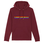 Le sweat à capuche de PrideAvenue.fr parfait pour éxpliqué aux gens ce que veut dire : LGBTQIP2SAA. le sweat à capuche est de couleur Bordeaux