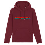 Le sweat à capuche de PrideAvenue.fr parfait pour éxpliqué aux gens ce que veut dire : LGBTQIP2SAA. le sweat à capuche est de couleur Bordeaux