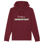 Le super sweat à capuche de PrideAvenue avec écrit sur le devant : En Mode Aromantique ! Parfait pour ceux et celles qui le sont (En mode Aromantique). Le sweat est de couleur Bordeaux