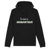 Le super sweat à capuche de PrideAvenue avec écrit sur le devant : En Mode Aromantique ! Parfait pour ceux et celles qui le sont (En mode Aromantique). Le sweat est de couleur Noir