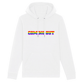 Le sweat à capuche de prideavenue.fr avec écrit dessus aux couleurs de l'arc en ciel : COMING OUT ! parfait pour aider a faire un coming-out. le sweat est de couleur blanc