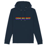 Le sweat à capuche de prideavenue.fr avec écrit dessus aux couleurs de l'arc en ciel : COMING OUT ! parfait pour aider a faire un coming-out. le sweat est de couleur bleu marine