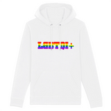 le sweat à capuche de PrideAvenue.fr parfait pour les Prides, il y a écrit dessus : LGBTQI+ au couleurs de l'arc-en-ciel. Le pull avec une capuche est de couleur Blanc