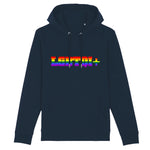 le sweat à capuche de PrideAvenue.fr parfait pour les Prides, il y a écrit dessus : LGBTQI+ au couleurs de l'arc-en-ciel. Le pull avec une capuche est de couleur Bleu Marine