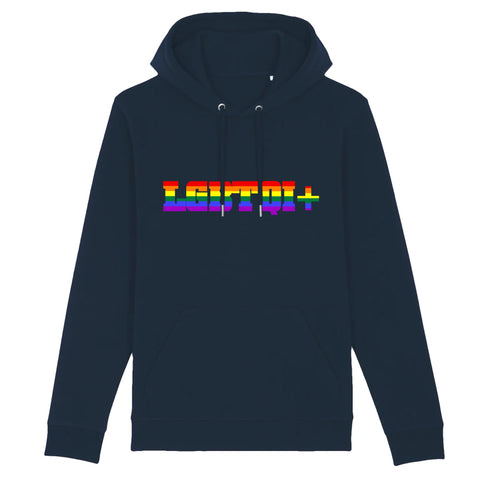le sweat à capuche de PrideAvenue.fr parfait pour les Prides, il y a écrit dessus : LGBTQI+ au couleurs de l'arc-en-ciel. Le pull avec une capuche est de couleur Bleu Marine