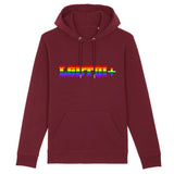 le sweat à capuche de PrideAvenue.fr parfait pour les Prides, il y a écrit dessus : LGBTQI+ au couleurs de l'arc-en-ciel. Le pull avec une capuche est de couleur Bordeaux