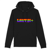 le sweat à capuche de PrideAvenue.fr parfait pour les Prides, il y a écrit dessus : LGBTQI+ au couleurs de l'arc-en-ciel. Le pull avec une capuche est de couleur Noir