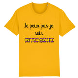 t-shirt lgbt avec écrit dessus : je peux pas je suis intersexe ! . parfait pour les fiertés et marches des fiertés. le vetement est de couleur jaune poussin